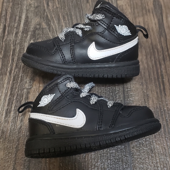 air jordan retro 1 mid black and white